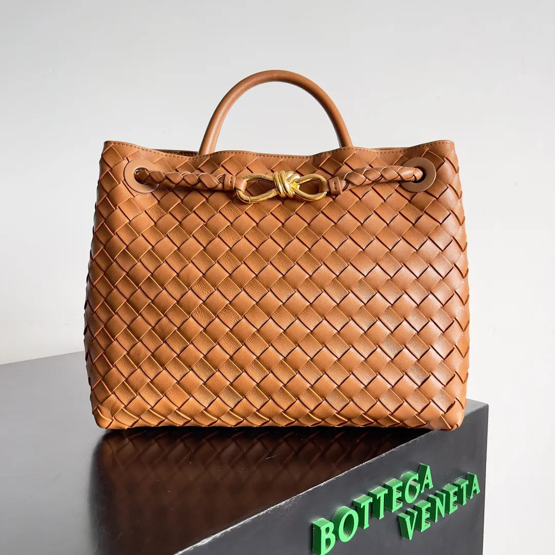 The 2023 new Andiamo batch of 2260 BV has been shipped‼ ️Really popular🔥The new Andiamo woven handbag launched by Bottega Veneta this season is really popular all over the world! ! Celebrities at home and abroad have worn it, and Oscar-winning actress Michelle Yeoh has taken it out on the street. Song Jia, Trai Yara, Yu Feihong, Sanji Ayaka, Rosie Hunting-Whiteley, Yoshioka Riho, etc. have all picked up this bag. It is classic and versatile, showing off its temperament, and the bag capacity is also large, which is very convenient for daily commuting! ! A variety of carrying methods, the shoulder straps can be adjusted by yourself, the original lambskin feels soft and delicate, and the unisex style breaks the gender boundaries and brings a more practical and long-lasting use experience. Andiamo, which has both elegant and casual styles, perfectly interprets the true appearance of "fashionable old money style". Style number: 743572 Size: 32*24*12